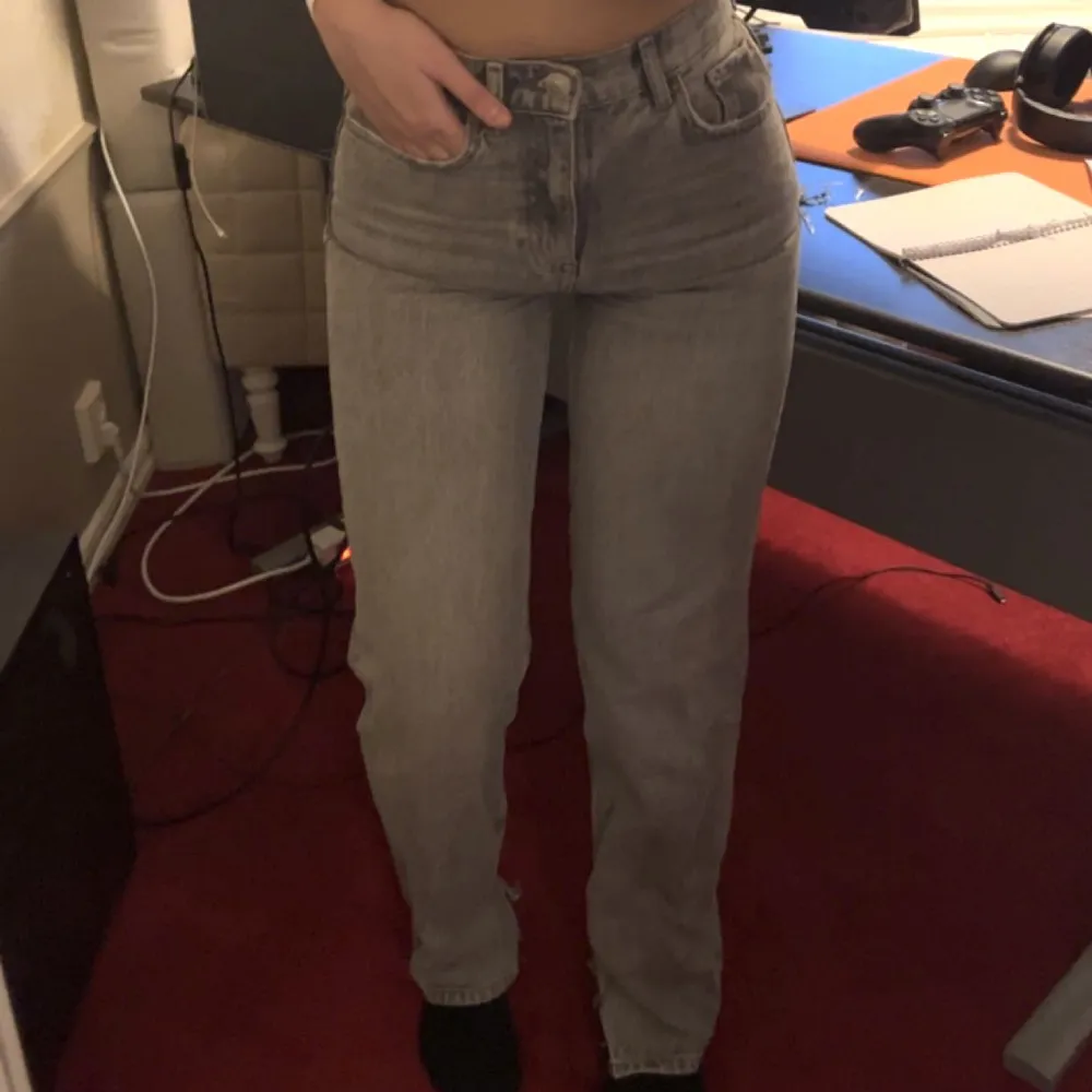 Ljusgrå jeans med slits från Gina tricot i storlek 32 men passar även mig som är 34/36❤️. Jeans & Byxor.