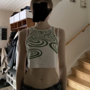 Vit tank topp - En vit tank topp med mönster på framsidan från Shein🤍Använd ca 5 gånger och har inga fel. Strl. L men kan passa mindre, dock blir den lite större💚