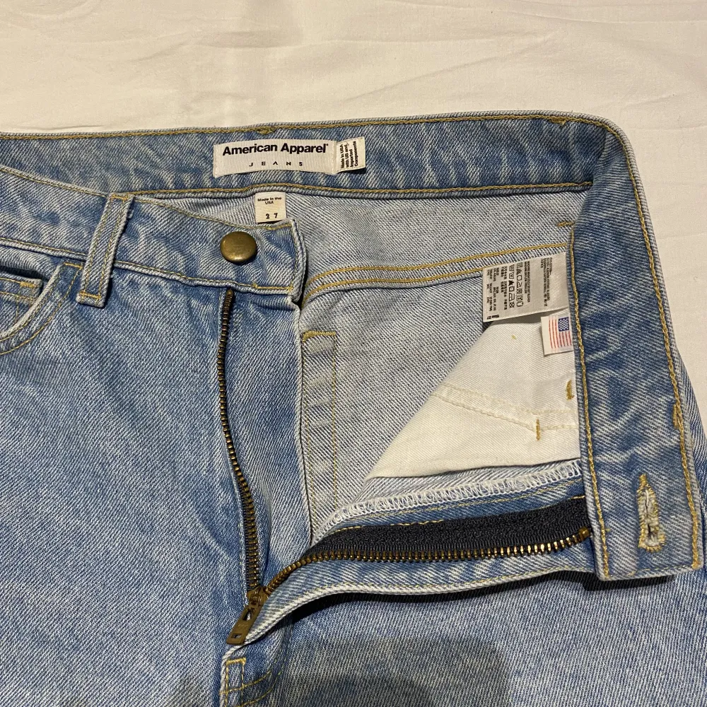 Jeans fr american apparel som tyvärr blivit för små, passformen är likt mom jeans. Jeans & Byxor.