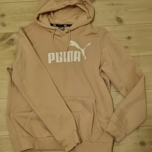 PUMPA HODDIE - Hoddie i storlek medium. Mycket fint skick!  Färg: Ljus rosa.