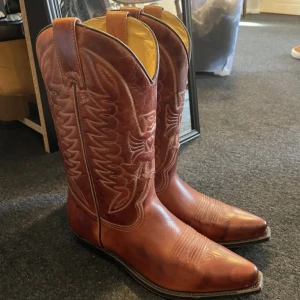 Cowboy boots  - Intressekoll på de här fantastiska cowboyskorna i äkta läder! Köpta på Plick men var tyvärr aningen små på mig med storlek 39. De passar 37-38 🦋 Nypris runt 3500! Pris kan diskuteras vid snabb affär 😊❤️🌈