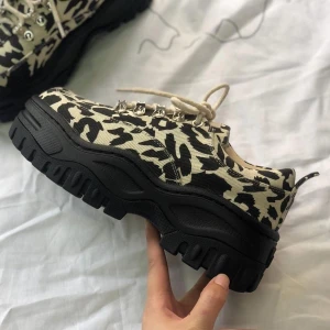 Eytys Skor - Eytys Angel Sneakers, strl 38.  Nästan aldrig använda. Nypris 3000-4000kr 🤠