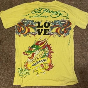edhardy tshirt - en edhardy tshirt som inte kommer till användning längre pga inte min stil men annars är den bra kvalitet! den har tryck både fram och baksida 