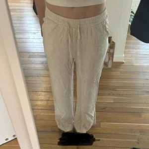 Topshop linnebyxor - Lågmidjade linnebyxor i märket topshop som är köpta från asos för 659kr. Säljer byxorna då de inte passar längre💕Storlek 34!