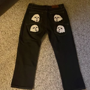 Feta och Sköna Michael Myers jeans/ Pris kan diskuteras. - Feta jeans som ja köpte för ungefär ett halv år sedan, har knappt använt dom så mycket och säljer dom pga av det. Sitter bra på folk som är runt 1,70-1,75  