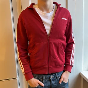Adidas Hoodie  - Säljer denna Adidas hoodie. Storleken är barnstorlek Large men passar som xs. Jag är 177cm lång. Skick 9/10
