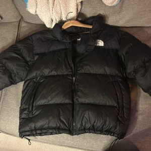 TNF - Retro Nuptse 1996 - Säljer min North Face jacka då den inte passar längre. Det är en storlek XL, jag är själv 194 och väger ca 87kg och anser den vara både kort i ärmar men också i torson. Inte använd särskilt mycket, märks ej att den är använd. Finaste du hittar för 1500kr
