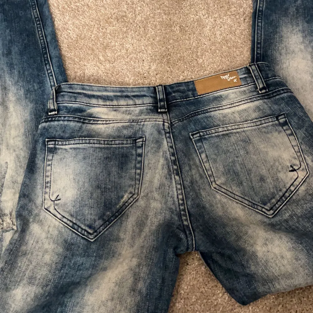 skitcoola jeans från 2000 talet då min mamma hade dem bär hon var ung, tyvärr e dem lite stora på mig! inga defekter❤️ tryck gärna köp nu. Jeans & Byxor.