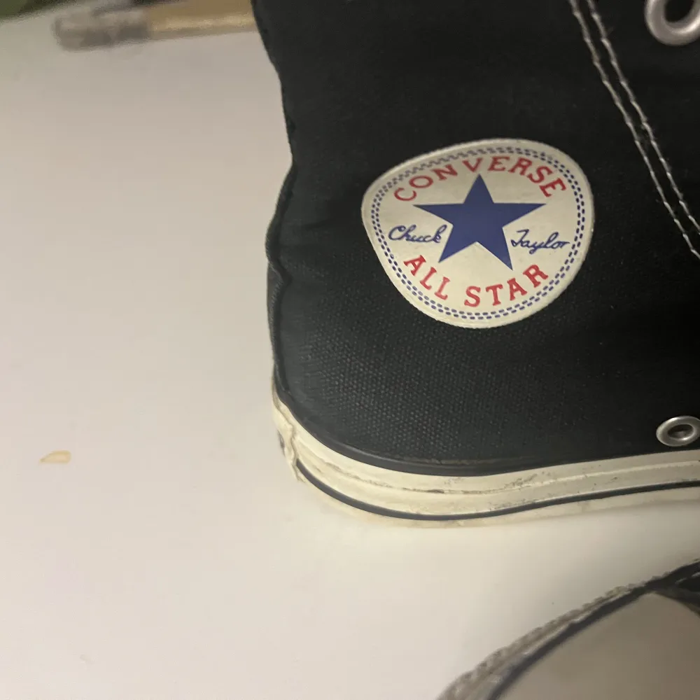 Säljer  mina super fina svarta converse, strl 35. Skor.