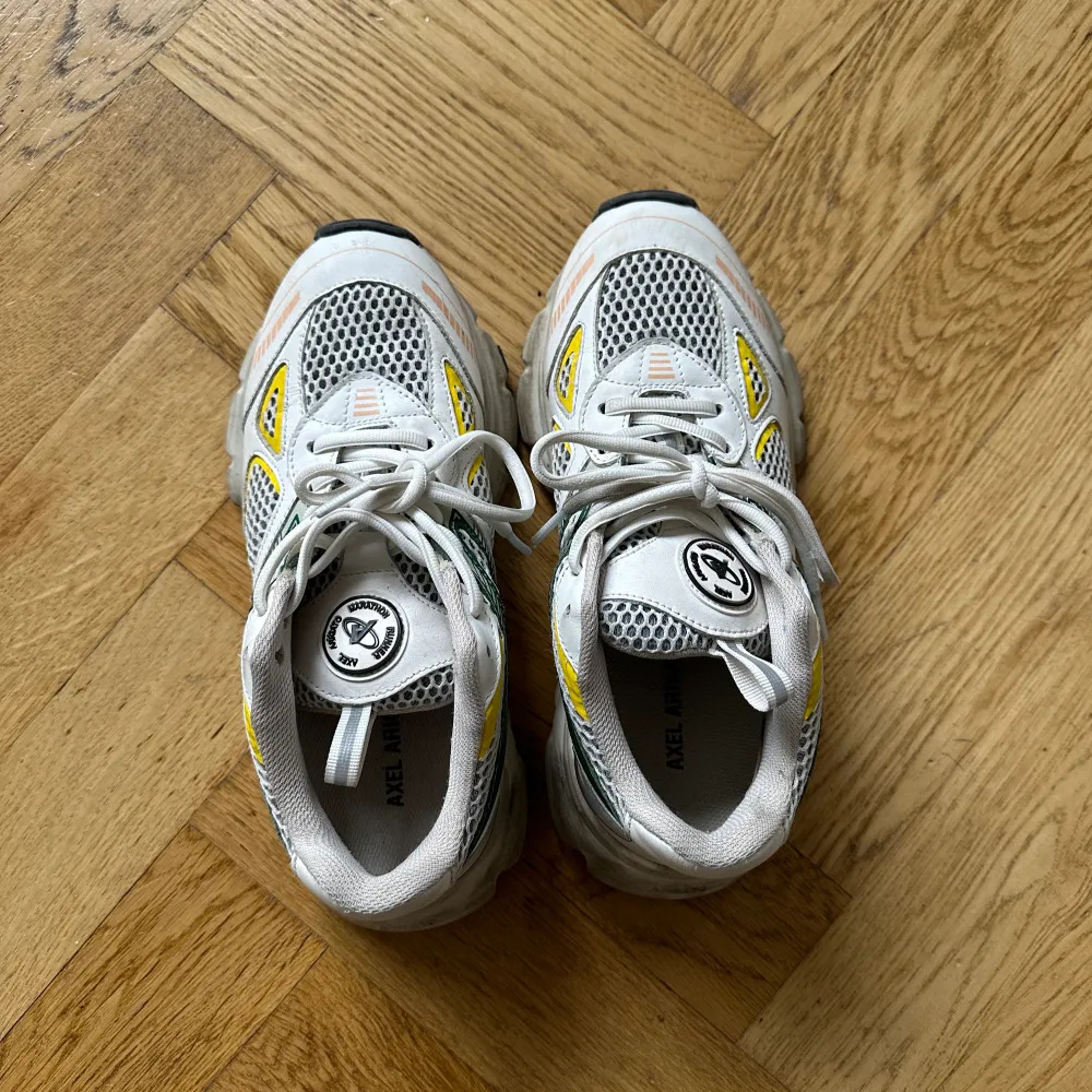 säljer mina axel arigato sneakers i storlek 37 då jag tyvärr inte får så mycket användning av dom. använt få gånger och är i toppen skick. modell marathon runner orginalpris för dessa skor är 3450kr. Skor.