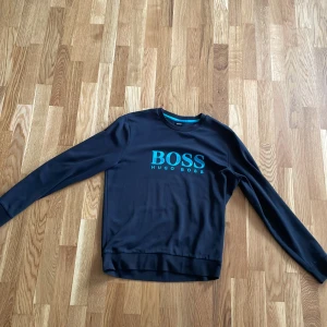 Hugo Boss tröja  - Hugo Boss tröja 9/10 skick ingen synlig användning mest legat i garderoben 