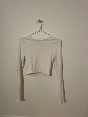 Vit långärmad topp - En super fin topp från Gina tricot, köpt för ett tag sedan men använd typ 2 gånger, jätte fint skick och den sitter super bra💕det är storlek M men passar precis som S