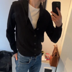 🌟J.Lindberg - kofta🌟 - Säljer nu en väldigt snygg och fin J.Lindbergs kofta i utmärkt skick. Den är väldigt snygg och mer åt det varmare hållet så perfekt nu till hösten/vintern. Skick 9/10, ny pris 999, skriv om du har några funderingar eller vill ha fler bilder 😉👌