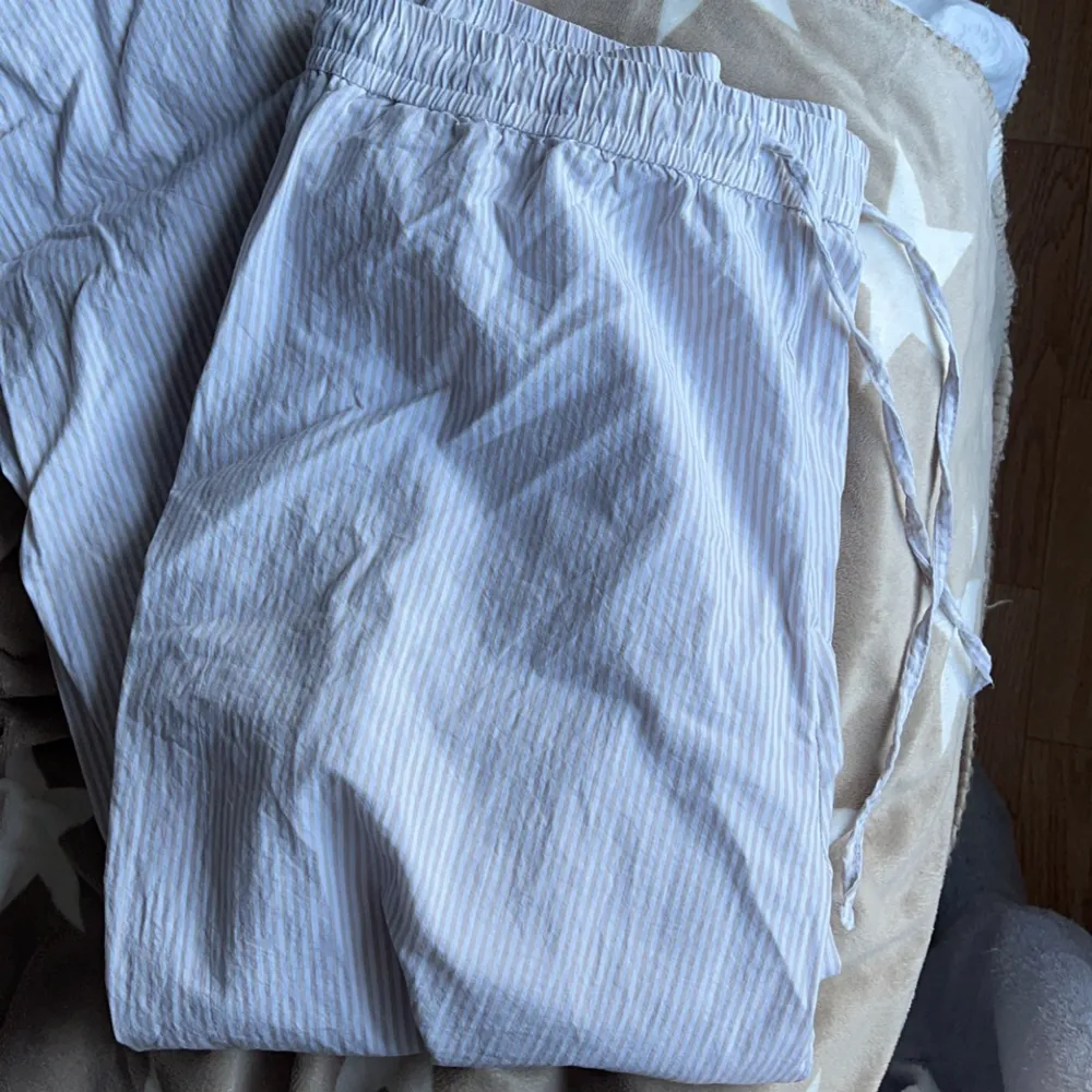 Säljer en av mina pyjamasbyxor då dom inte kommer till användning, dom är storlek XL men passar M-L. Har man dom lågmidjat så sitter dom ner till hälarna på mig som är 168!💗. Jeans & Byxor.