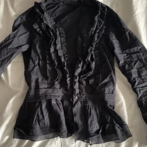 En svart skjorta/blus🥰 - Säljer denna då den har blivit för liten för mig💜💞Skriv till mig gällande frågor🥰🎀💗