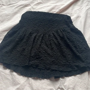 Svart kjol från gina - Denna kjol är inte använt hann alldrig använda de innan de blev höst.