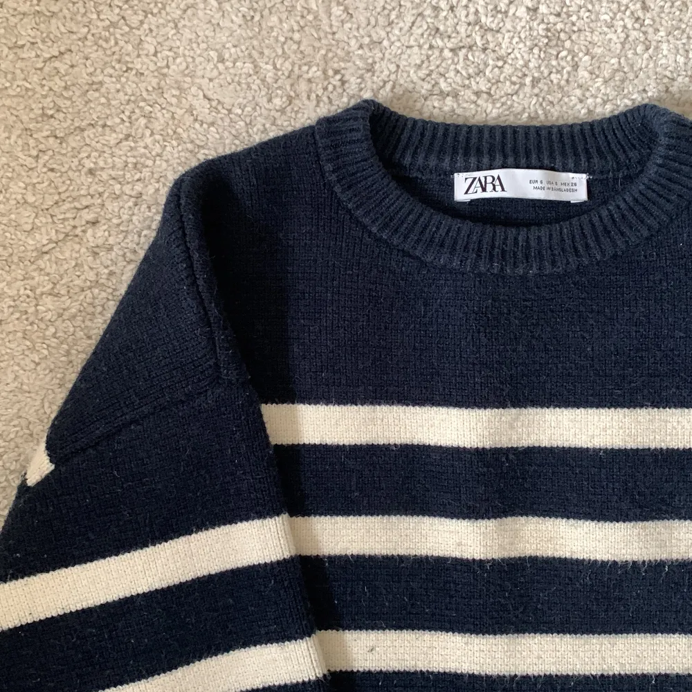 Fin tjock randig stickad tröja från zara, köpt för två år sen och den är fortfarande i bra skick, endast lite nopprig men väldigt len och fin annars💙. Tröjor & Koftor.