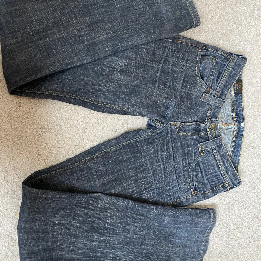 Vintage Lågmidjade lee jeans. Säljer då dom är lite för långa för mig. Skriv för mer specifika mått☺️. Jeans & Byxor.