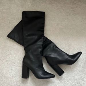 Helt nya oanvända stövlar  - Helt nya, aldrig använda. Populära ifrån Nelly 