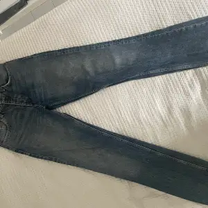 Ett par supersnygga lågmidjade raka jeans från zara.
