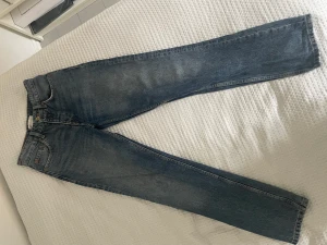 Lågmidjade raka jeans - Ett par supersnygga lågmidjade raka jeans från zara.