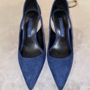 Klackskor | Zara - Ett par jättefina blåa klackskor från Zara. De äru väldigt bra skick, men har några skavanker, vilket jag visat på bilderna! I storlek 37💙 Skriv privat för mer info och bilder