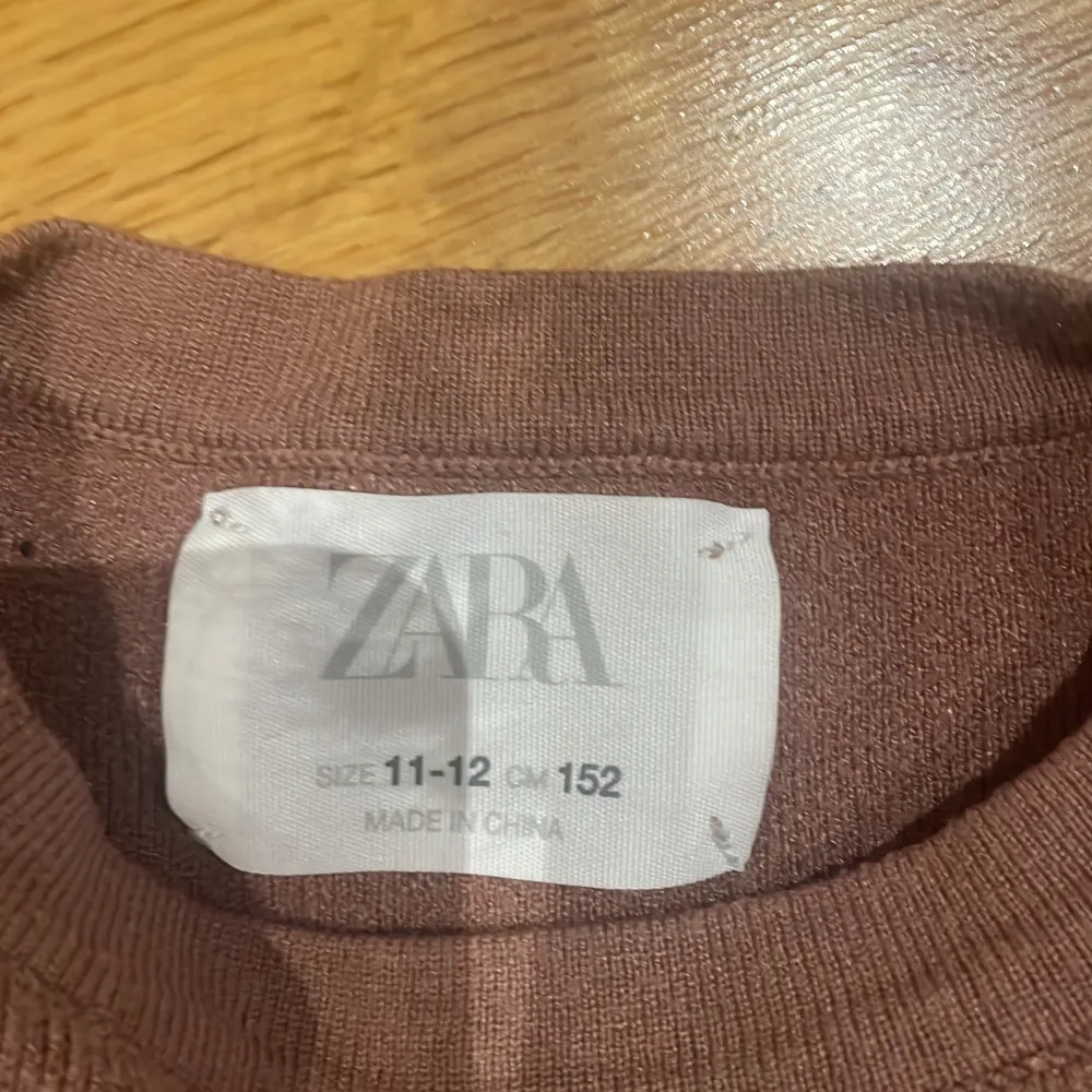Fin stickad tröja från Zara andvänd några gånger 🌸bra skick🌸. Hoodies.