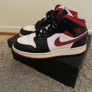 Jordans  - Säljer dessa snygga skorna i modellen ”Air Jordan 1 Mid Gym Red Black White”. Superfina och bekväma, tyvärr lite slitage på sulan och lite creasade, men annars i superfint skick!🫶🏻Har även katongen kvar. Strl 39, 600kr+frakt!  Skriv privat för fler bilder🩷