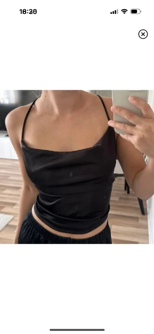 Topp - Topp från Bikbok strl xs/s i fint skick med snörning i ryggen