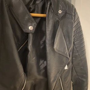 Skinn jacka - Säljer en skinn jacka från Chiquelle i storlek 36. Pris kan diskuteras!! Knappt använd🌟