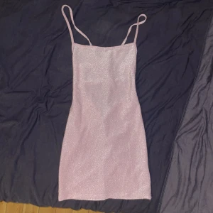 Glitter fest klänning - Säljer rosa fest klänning. Jätte söt och snygg. Den har rosa glitter på sig men skulle säga att den är lite genomskinlig. Aldrig använd. Köpt från shein. Öppen rygg och drar ihop nere vid rumpan. Jätte söt. Storlek S