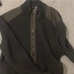 CK tröja  - Den passar både killar och tjejer men den är lite oversized för tjejer men sitter ändå jättesnygg och baggy. Den har storlek L men sitter jättebra även på storlek M och S. Priset kan sänkas vid snabb affär💞