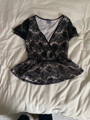 Jättefin blus från Gina - Fin trendig ”blus” från Ginatricot🫶🏼 Säljer då jag aldrig har haft på mig den och sen nye min still riktigt💕
