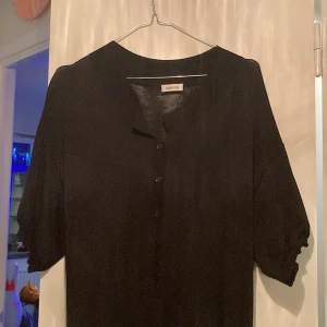 Klänning Totême - Klassisk långklänning från Totême. Använd 1 gång, skick som ny, stl xs. Modellen är rymlig och bör även passa om du vanligtvis har storlek S. 