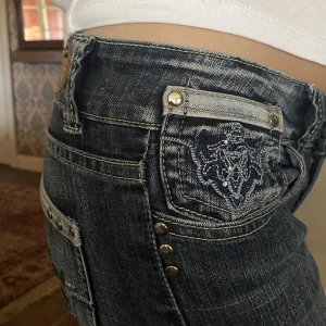 Lågmidjade jeans - Jeans nr: 31 💓 Midjemått (rätt över): 39 cm Innerbenslängd: 64 cm Lårmått (rätt över): 23 cm  Modellen på bilden är 168 (för korta, passar någon runt 155 cm)  Köp gärna via ”KÖP NU” 💘 Skriv om ni har några frågor eller funderingar//Perfectjeans🫶🏽