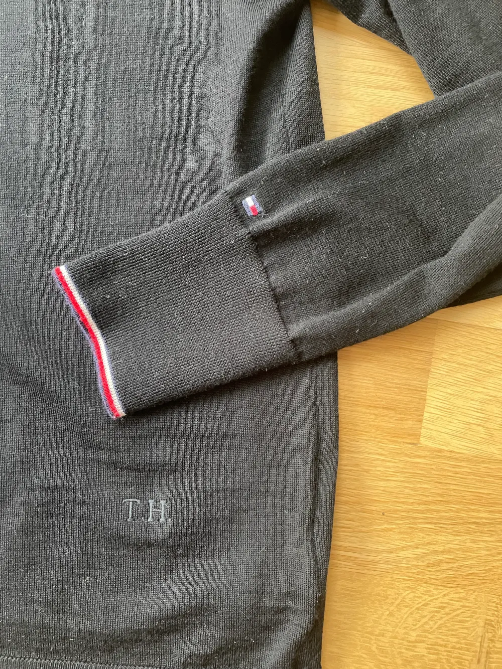 Säljer denna finstickade Tommy hilfiger tröjan (äkta) i storlek M. Fint skick, endast använda några enstaka gånger. . Tröjor & Koftor.