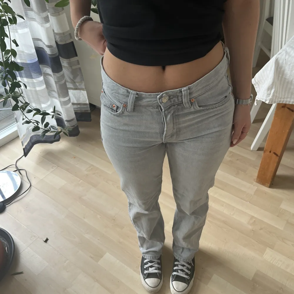 Säljer dessa lågmidjade jeans från Gina Tricot i modellen ”Perfect Jeans”💞. De är i storlek 32.. Jeans & Byxor.