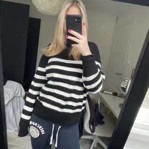 Stickad tröja - Stickad tröja, lite nopprig men annars i bra skick 💕 använd gärna köp nu 