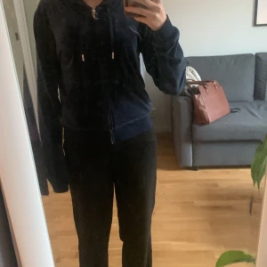 Juicy couture tröja - Säljer min mörkblåa juicy couture tröja då den knappt har kommit till användning. köparen står för frakten💘
