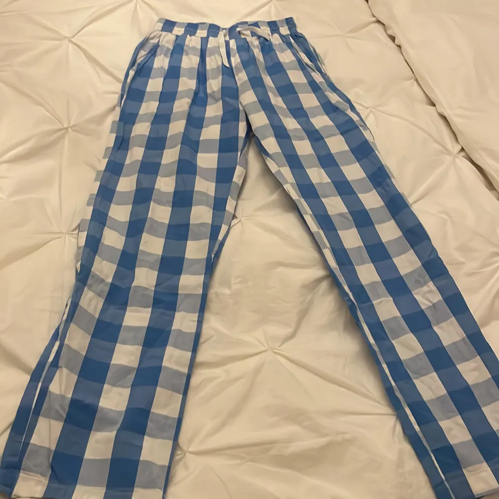 Ett par super mysiga pyjamasbyxor som är i en väldig härlig färg!💙. Jeans & Byxor.