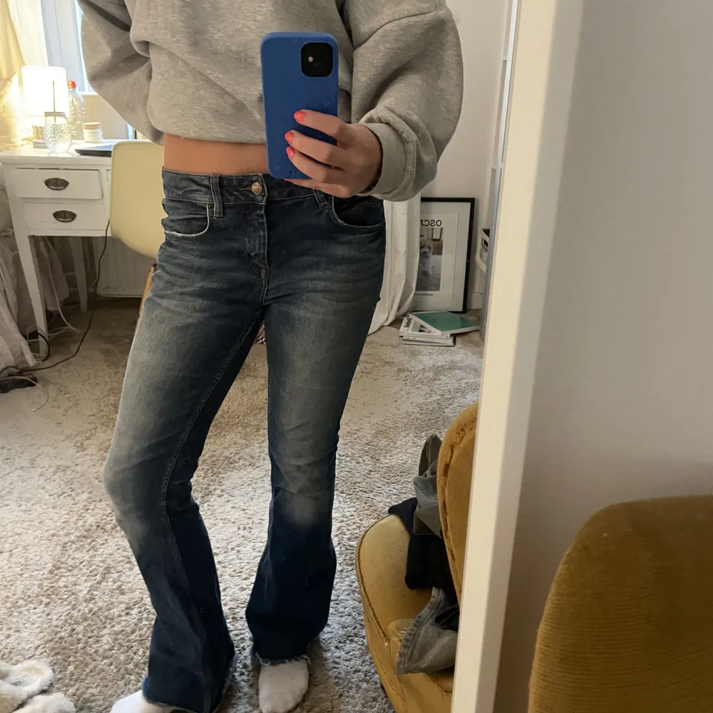 Så fina blåa Bootcut jeans! . Jeans & Byxor.