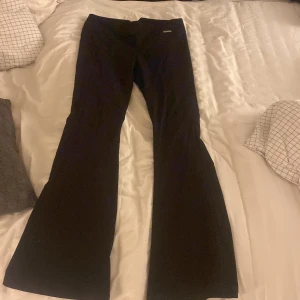 Kostymbyxor  - Lågmidjade bootcut kostymbyxor💓 säljer pågrund av att den aldrig kom till användning tyvärr aldrig använd precis som ny❤️❤️