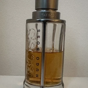 Hugo boss The Scent Edt - Hugo Boss The Scent Edt, 100ml flaska så lite mer än halva kvar. Inte min lukt längre därav säljs den vidare.  Har ingen kartong!