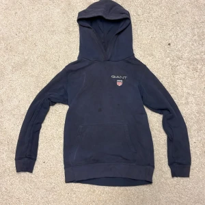 Mörkblå hoodie  - En mörkblå gant hoodie i bra skick,  två små fett fläckar på magen. Annars bra skick.