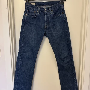 Levis 501 - Blå - Skick: 9,5/10. Knappt använda. Nypris: 1099kr. Hör av er för fler bilder!