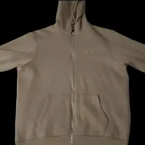 Beige hoodie från boohooman limited edition släppet.  Skick 9/10 (som ny) Storlek M 