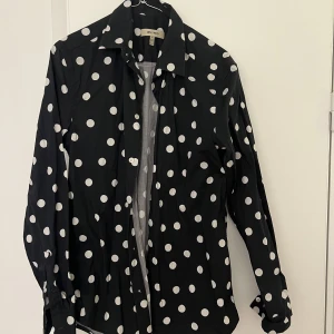 Whyred Polkadot Skjorta - Skjortan är så gott som i nyskick, använd ett fåtal gånger.