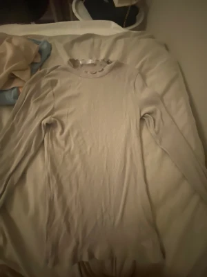 Grå tröja  - En jättefin grå tröja, matchar till alla outfits. Blivit för liten tyvärr . Men jättefin . 