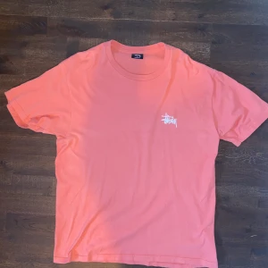 Stussy T-shirt  - Basic stussy tee, Relaxed fit, Storlek L.  Hämtas i Karlstad, eller köpare står för frakt.