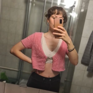 Fluffig rosa kofta från hm - Jättemysig och fluffig kortärmad kofta från hm, använd endast 2 ggr, säljer eftersom den inte kommer till använding